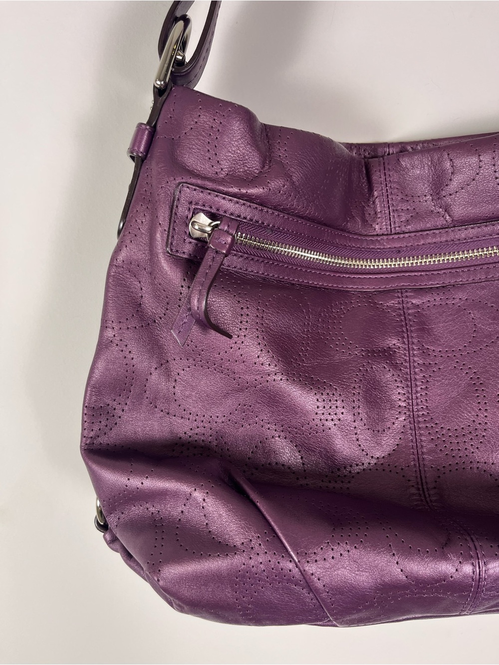 Coach Signature Perforated Plum Leather Shoulder Bag Hobo Logo Keychain - Picture 3 of 15